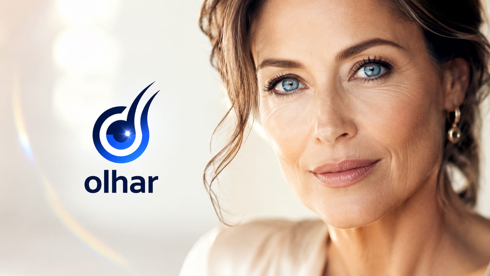 Mature woman with blue eyes in a luminous welcome portrait, beside the Olhar™ brand. An invitation to care for your vision, beauty and self-esteem.
